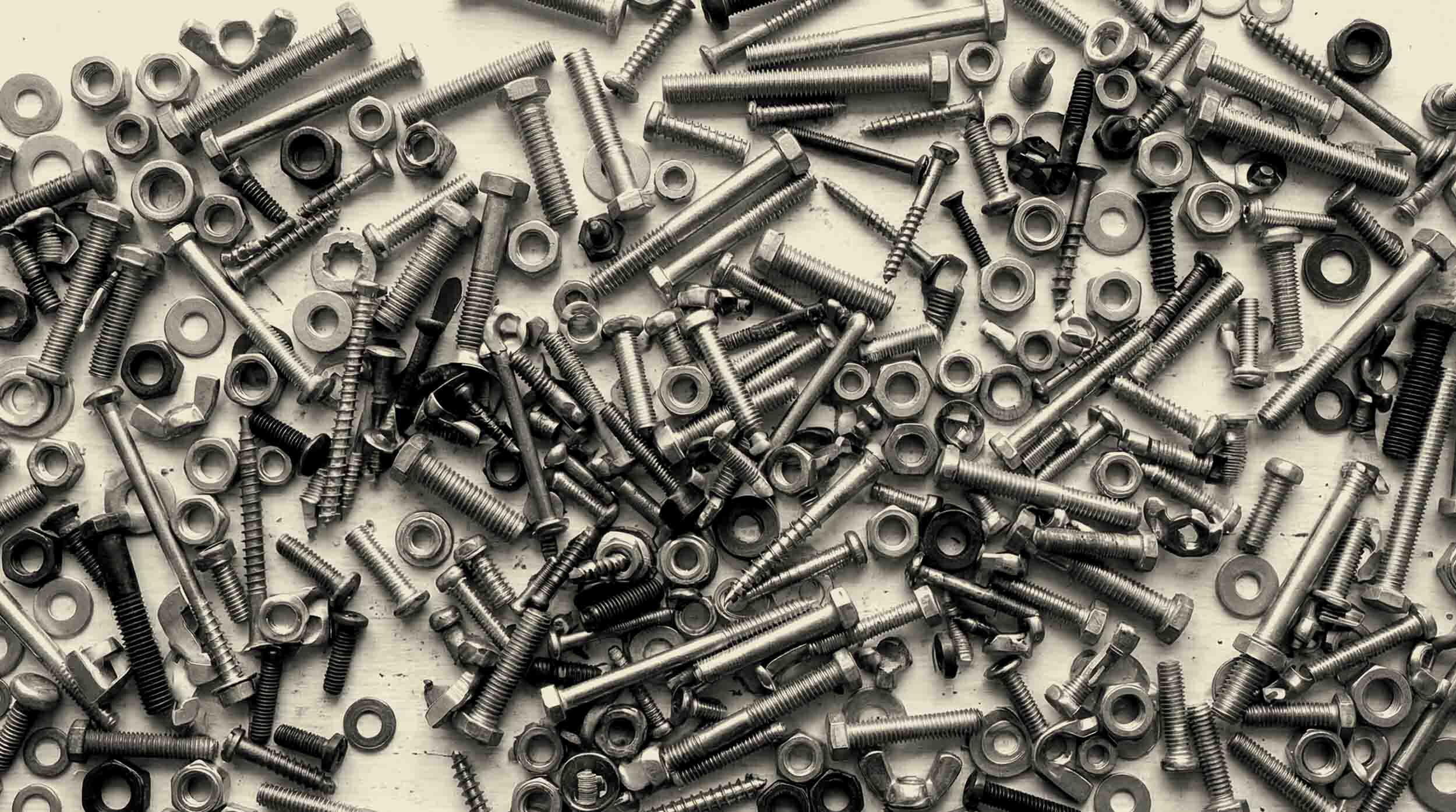 Contao-Wartung und -Betreuung: Nahaufnahme von Schrauben, Bolzen und Muttern