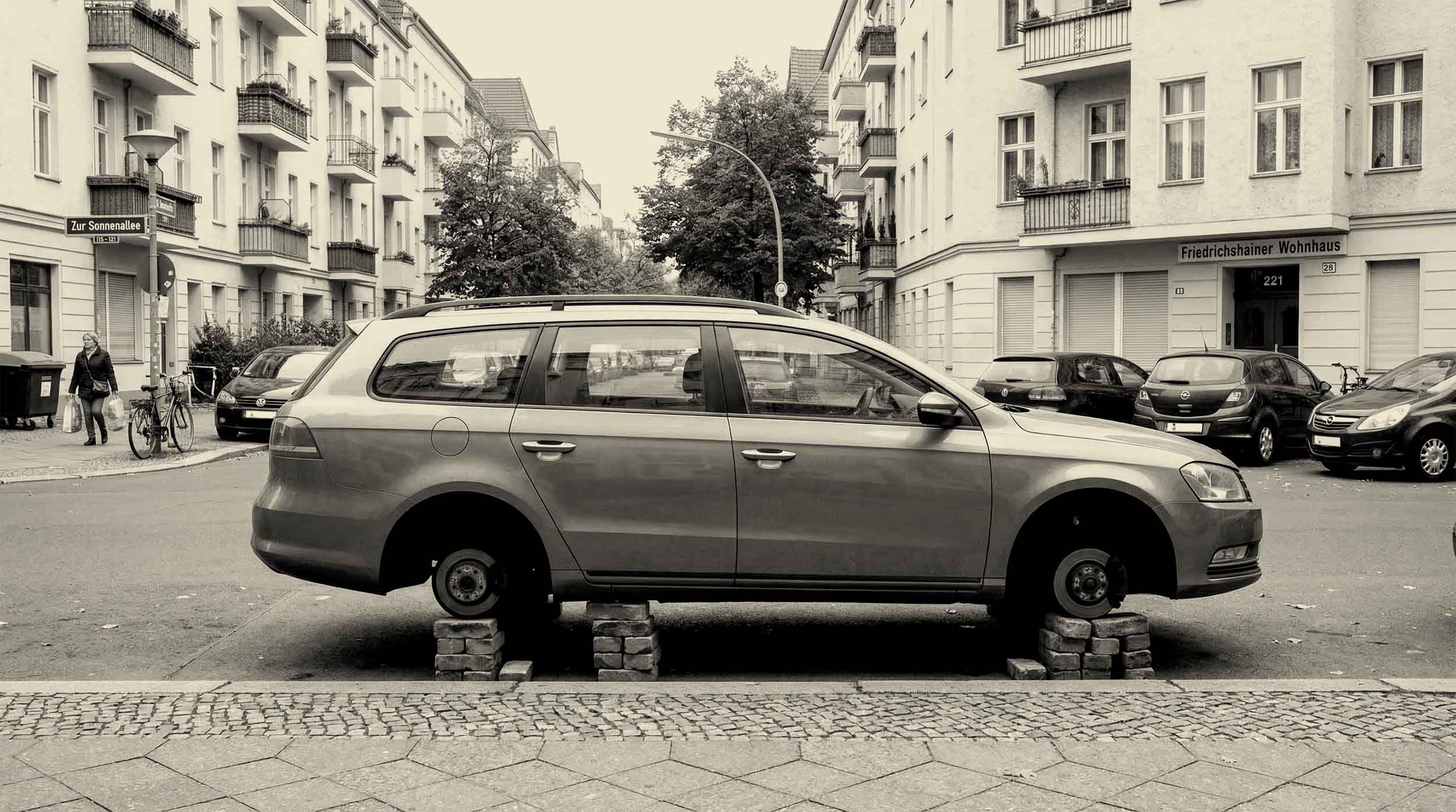 Website-Audit: Auto ohne Räder, abgestützt auf Backsteinen