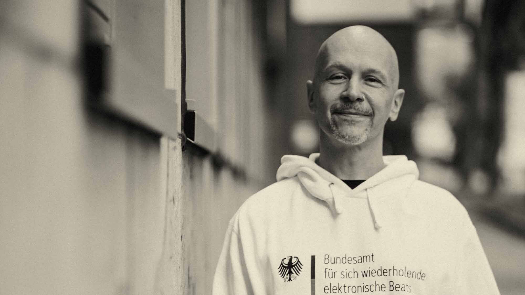 Webdesigner Paul Jackson steht neben einem Gebäude