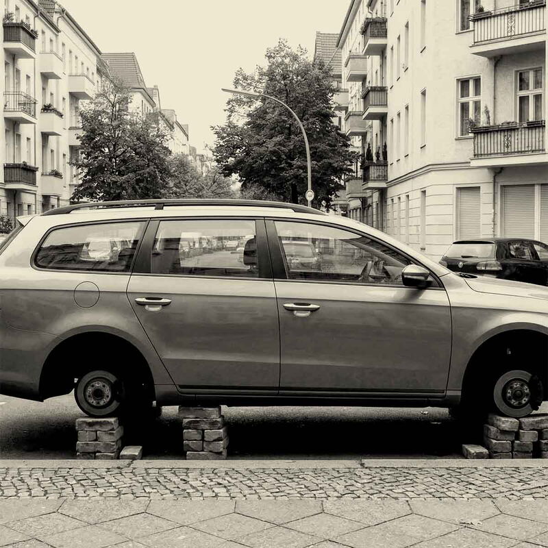 Website-Audit: Auto ohne Räder, abgestützt auf Backsteinen